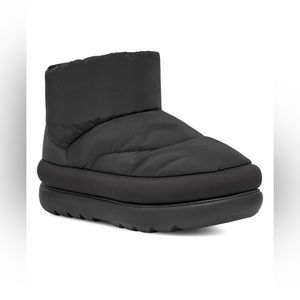 UGG Womens Classic Maxi Mini Boots Black Size 6.